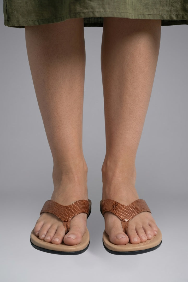 Naia | Chanclas Planas de Dedo Mujer Correa Texturizada