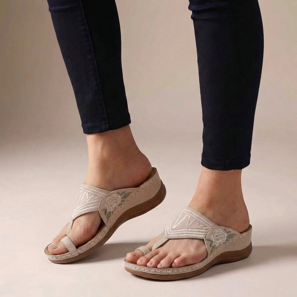 Paloma | Sandalias de Cuña Bordadas Mujer Tira Entre Dedos